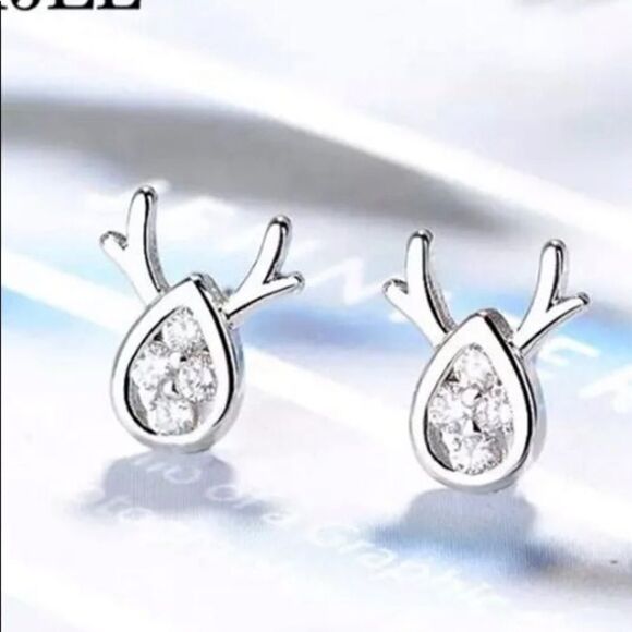 🎄NEW Cute Mini Reindeer Holiday Christmas Silver Minimalist Dee Earrings - Picture 2 of 4